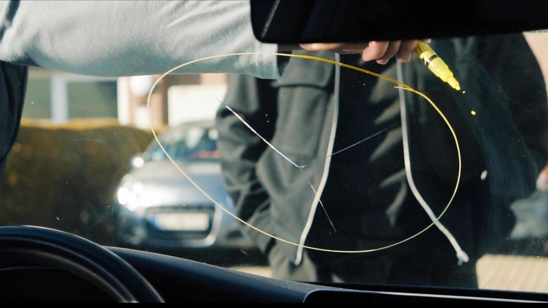 FastGlass Autoglas - Professioneller Service im Hintergrund